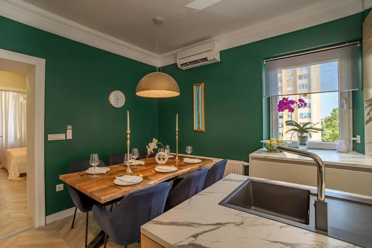 Great Location-Luxury Apartment Pula +Free Parking 0*,